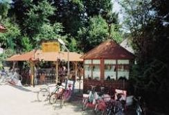 Biergarten mit Brunnenpavillon